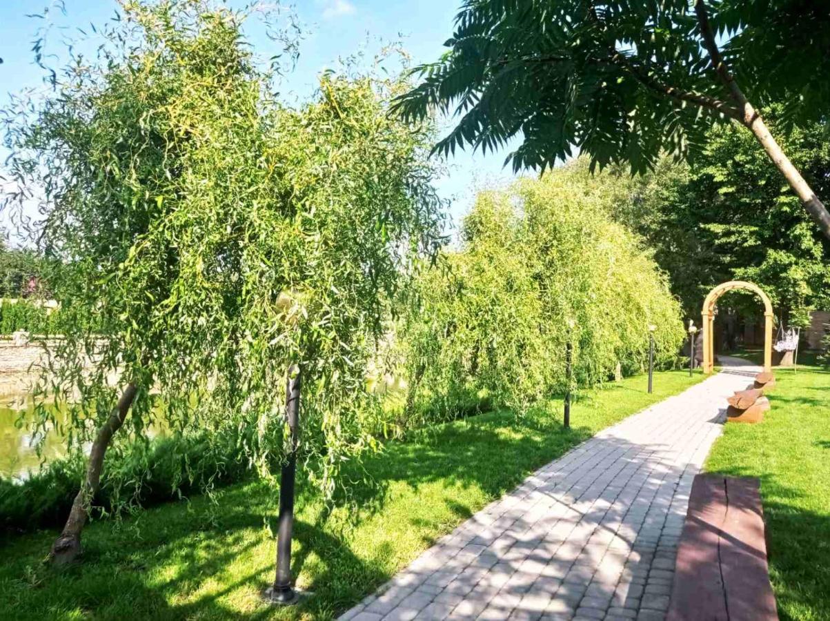 Готельно-Ресторанний Комплекс Прованс Парк Potschajiw Exterior foto