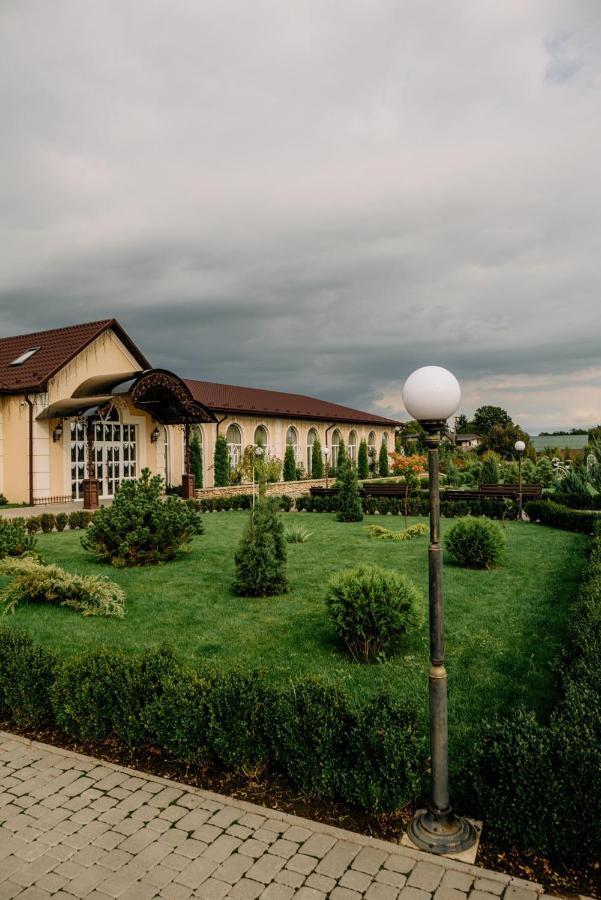 Готельно-Ресторанний Комплекс Прованс Парк Potschajiw Exterior foto