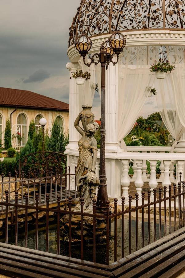 Готельно-Ресторанний Комплекс Прованс Парк Potschajiw Exterior foto
